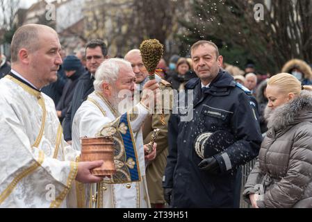 Des centaines de croyants ont participé avec IPS Andrei à la célébration de l'Epiphanie Banque D'Images