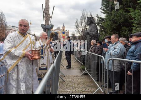 Des centaines de croyants ont participé avec IPS Andrei à la célébration de l'Epiphanie Banque D'Images