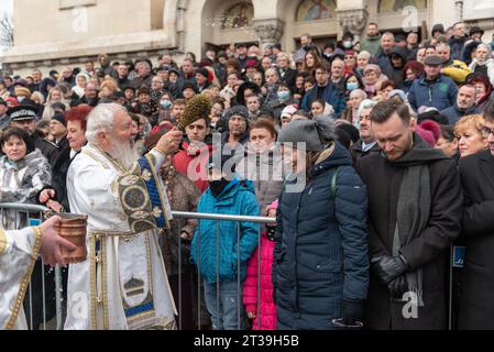 Des centaines de croyants ont participé avec IPS Andrei à la célébration de l'Epiphanie Banque D'Images