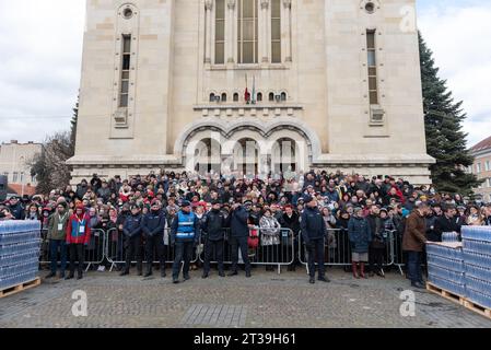 Des centaines de croyants ont participé avec IPS Andrei à la célébration de l'Epiphanie Banque D'Images