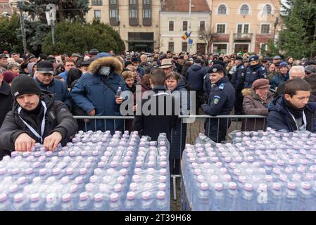 Des centaines de croyants ont participé avec IPS Andrei à la célébration de l'Epiphanie Banque D'Images