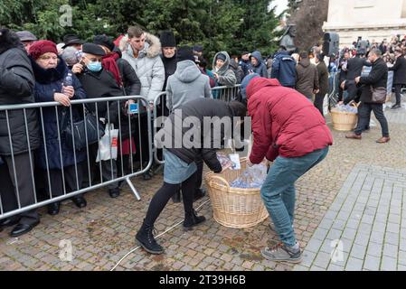 Des centaines de croyants ont participé avec IPS Andrei à la célébration de l'Epiphanie Banque D'Images