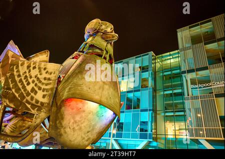 L'événement annuel Lightpool à Blackpool illuminaion. Sculpture de pigeon Big Bird faite à partir de vieux taxis Banque D'Images