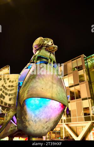 L'événement annuel Lightpool à Blackpool illuminaion. Sculpture de pigeon Big Bird faite à partir de vieux taxis Banque D'Images