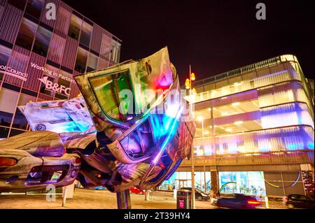 L'événement annuel Lightpool à Blackpool illuminaion. Sculpture de pigeon Big Bird faite à partir de vieux taxis Banque D'Images