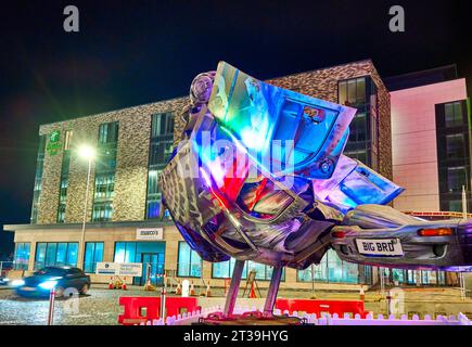 L'événement annuel Lightpool à Blackpool illuminaion. Sculpture de pigeon Big Bird faite à partir de vieux taxis Banque D'Images