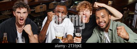 bannière, fans de football multiethnique excités tenant des verres de bière et acclamant, amis masculins dans le bar Banque D'Images