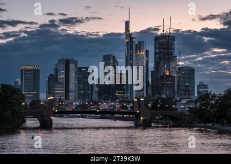 Vue panoramique spectaculaire de Francfort Skyline le soir d'été avec des nuages de tempête se construisant derrière Banque D'Images