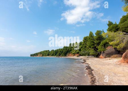 Beau paysage par la mer dans le village Nikiti, Chalcidique Banque D'Images