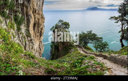 Montée des escaliers du phare Del Caballo, montagne Buciero, Santoña, Cantabrie, Espagne Banque D'Images