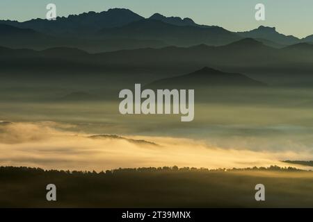 Brouillard matinal sur la vallée de Roncal, depuis Alto de Coronas, Navarre, Espagne Banque D'Images