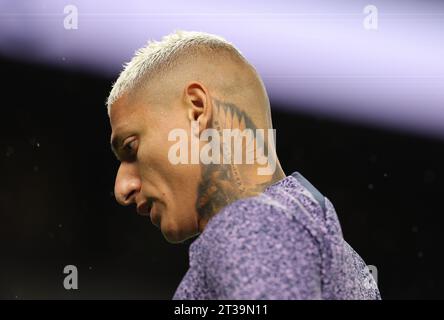 Londres, Royaume-Uni. 23 octobre 2023. Le tatouage sur le cou de Richarlison de Tottenham Hotspur alors qu'il se réchauffe avant le match de Premier League au Tottenham Hotspur Stadium, Londres. Le crédit photo devrait se lire : Paul Terry/Sportimage crédit : Sportimage Ltd/Alamy Live News Banque D'Images
