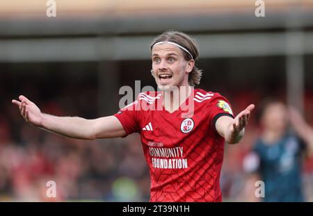 Ronan Darcy de Crawley Town fait des gestes lors du match de l'EFL League Two entre Crawley Town et Crewe Alexandra au Broadfield Stadium de Crawley. 21 octobre 2023 Banque D'Images