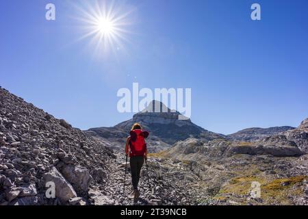 Randonneur marchant sous un soleil chaud, pic Anie, plateau calcaire de Larra, Pyrénées navarraises-françaises, Navarre, Espagne Banque D'Images