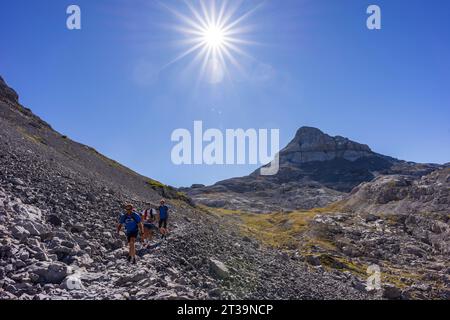 Randonneur marchant sous un soleil chaud, pic Anie, plateau calcaire de Larra, Pyrénées navarraises-françaises, Navarre, Espagne Banque D'Images