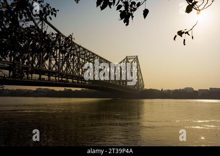 Kolkata, Inde. 21 octobre 2023. La rivière Hooghly et l'emblématique pont Howrah sont vus le matin. Crédit : SOPA Images Limited/Alamy Live News Banque D'Images