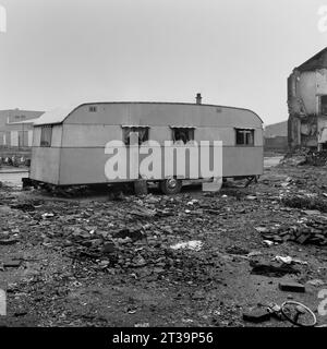 Caravane de voyageurs garée sur des décombres éparpillés pendant le déminage et la démolition de St ann's, Nottingham. 1969-1972 Banque D'Images