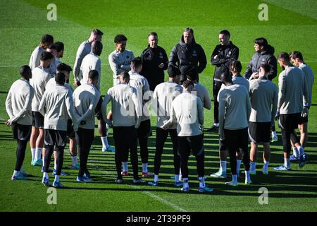 Poissy, France. 24 octobre 2023. Pedro GOMEZ assistant entraîneur physique du PSG, Luis ENRIQUE du PSG, Alberto PIERNAS assistant entraîneur physique du PSG, Aitor UNZUE assistant entraîneur physique du PSG avec des joueurs du PSG lors de l’entraînement de l’équipe du Paris Saint-Germain devant l’UEFA Champions League, match de football du groupe F entre le Paris Saint Germain et l'AC Milan le 24 octobre 2023 au Campus PSG à Poissy, France - photo Matthieu Mirville/DPPI crédit : DPPI Media/Alamy Live News Banque D'Images