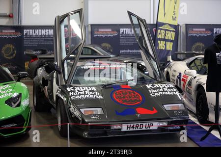 Vue de trois quarts de face d'un garage dur, préparé Lamborghini Countach dans la livrée de la Gumbal 3000 Banque D'Images