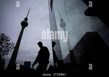 Berlin, Allemagne. 24 octobre 2023. Un homme marche vers une entrée de métro en face de la tour de télévision de Berlin. Crédit : Christoph Soeder/dpa/Alamy Live News Banque D'Images