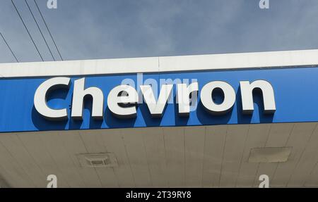 Orlando, États-Unis. 23 octobre 2023. Un panneau à une station-service Chevron est vu à Orlando. Chevron Corp a annoncé qu'elle avait accepté d'acheter Hess Corporation pour 53 milliards de dollars en actions. Crédit : SOPA Images Limited/Alamy Live News Banque D'Images