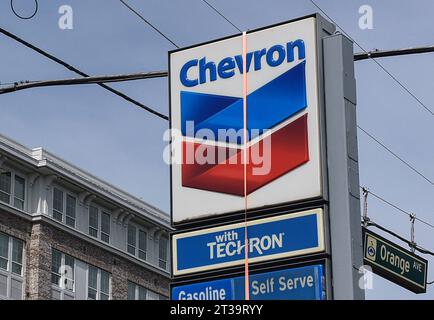 Orlando, États-Unis. 23 octobre 2023. Un panneau à une station-service Chevron est vu à Orlando. Chevron Corp a annoncé qu'elle avait accepté d'acheter Hess Corporation pour 53 milliards de dollars en actions. Crédit : SOPA Images Limited/Alamy Live News Banque D'Images