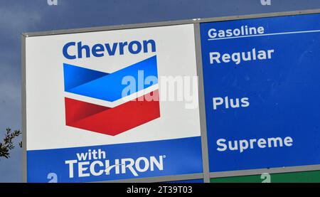 Orlando, États-Unis. 23 octobre 2023. Un panneau à une station-service Chevron est vu à Orlando. Chevron Corp a annoncé qu'elle avait accepté d'acheter Hess Corporation pour 53 milliards de dollars en actions. Crédit : SOPA Images Limited/Alamy Live News Banque D'Images