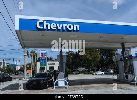 Orlando, États-Unis. 23 octobre 2023. Une station-service Chevron est vue à Orlando. Chevron Corp a annoncé qu'elle avait accepté d'acheter Hess Corporation pour 53 milliards de dollars en actions. Crédit : SOPA Images Limited/Alamy Live News Banque D'Images