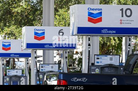 Orlando, États-Unis. 23 octobre 2023. Des pompes à essence sont vues dans une station-service Chevron à Orlando. Chevron Corp a annoncé qu'elle avait accepté d'acheter Hess Corporation pour 53 milliards de dollars en actions. Crédit : SOPA Images Limited/Alamy Live News Banque D'Images