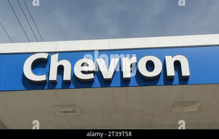 Orlando, États-Unis. 23 octobre 2023. Un panneau à une station-service Chevron est vu à Orlando. Chevron Corp a annoncé qu'elle avait accepté d'acheter Hess Corporation pour 53 milliards de dollars en actions. (Photo Paul Hennessy/SOPA Images/Sipa USA) crédit : SIPA USA/Alamy Live News Banque D'Images