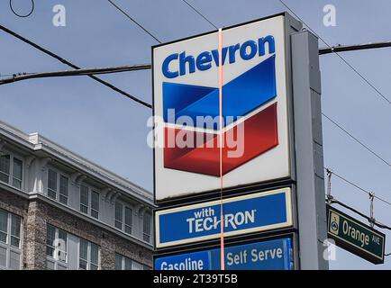 Orlando, États-Unis. 23 octobre 2023. Un panneau à une station-service Chevron est vu à Orlando. Chevron Corp a annoncé qu'elle avait accepté d'acheter Hess Corporation pour 53 milliards de dollars en actions. (Photo Paul Hennessy/SOPA Images/Sipa USA) crédit : SIPA USA/Alamy Live News Banque D'Images