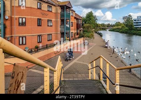 Vue depuis le Wathen Wigg foot Bridge sur la rivière Nene en ville. Northampton. Prise le 14 octobre 2023 Banque D'Images