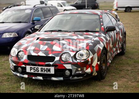 Vue de trois quarts de face d'une Toyota Celica de sixième génération de 1996 exposée au salon britannique de l'automobile de Farnborough en 2023 Banque D'Images