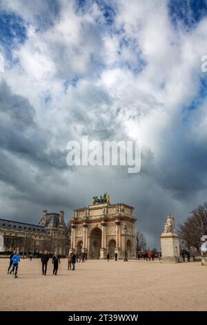 Paris, France - 2 mars 2015 : Arc de Triomphe du carrousel, adjacent au Louvre et au jardin du carrousel, construit pour commémorer le victo Banque D'Images