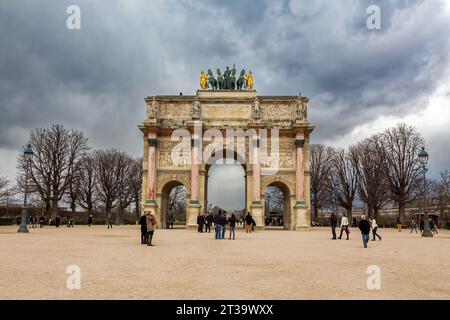 Paris, France - 2 mars 2015 : Arc de Triomphe du carrousel, adjacent au Louvre et au jardin du carrousel, construit pour commémorer le victo Banque D'Images