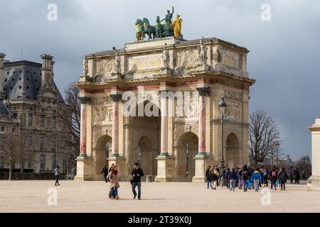 Paris, France - 2 mars 2015 : Arc de Triomphe du carrousel, adjacent au Louvre et au jardin du carrousel, construit pour commémorer le victo Banque D'Images