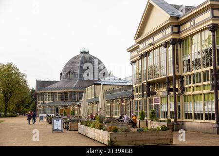 Les jardins du Pavillon avec la salle de concert Octagon en arrière-plan, Buxton, Angleterre Banque D'Images