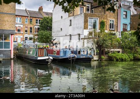 Narrowboats dans Grand Union Canal, Paddington Arm dans l'ouest de Londres, Angleterre, Royaume-Uni Banque D'Images