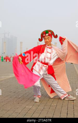 COMTÉ de LUANNAN - FÉVRIER 27 : pendant le nouvel an lunaire chinois, les gens portent des vêtements colorés, des spectacles de danse yangko dans les rues, le 2 février Banque D'Images