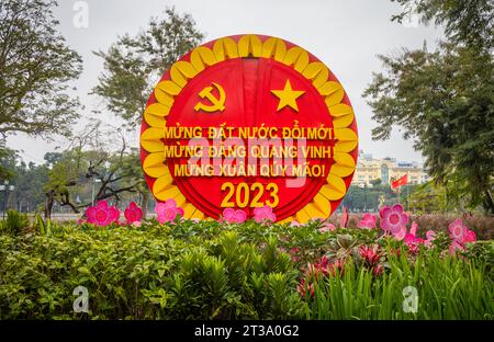 Un spectacle de propoganda du parti communiste entouré de fleurs pour célébrer le prochain tet, ou nouvel an lunaire, lac Hoan Kiem, Hanoi, Vietnam. Translat Banque D'Images