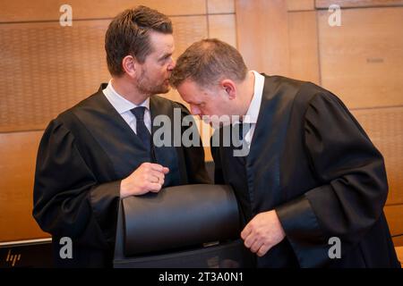 Stavanger 20231024.avocats de la défense Stian Kristensen et Stian Braastein dans une pause pendant la procédure d'appel devant la Cour d'appel du Gulating contre l'homme accusé d'avoir tué Birgitte Tengs, 17 ans, en mai 1995. Photo : Heiko Junge / PISCINE / NTB Banque D'Images