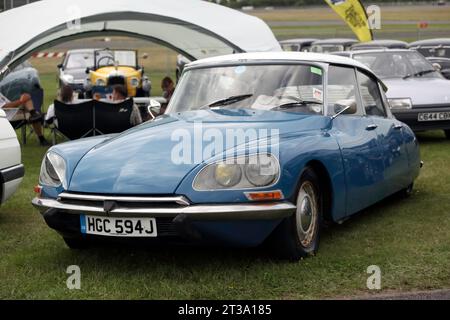 Vue de trois quarts de face d'une Blue, 1970, Citroën DS, exposée au salon britannique de l'automobile de Farnborough en 2023. Banque D'Images