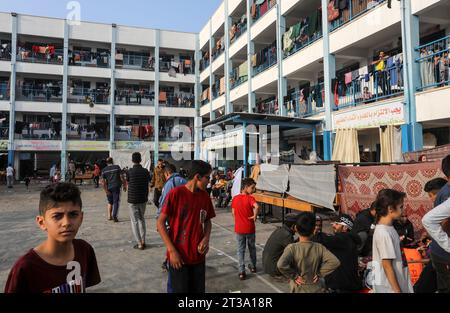 Rafah, Territoires palestiniens. 24 octobre 2023. Les Palestiniens déplacés se réfugient dans une école de l’ONU, alors que les combats se poursuivent entre le groupe militant palestinien Hamas et Israël. Crédit : Abed Rahim Khatib/dpa/Alamy Live News Banque D'Images