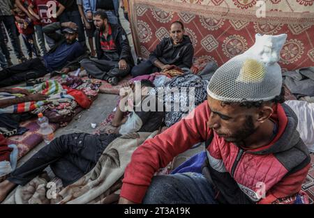 Rafah, Territoires palestiniens. 24 octobre 2023. Les Palestiniens déplacés se réfugient dans une école de l’ONU, alors que les combats se poursuivent entre le groupe militant palestinien Hamas et Israël. Crédit : Abed Rahim Khatib/dpa/Alamy Live News Banque D'Images