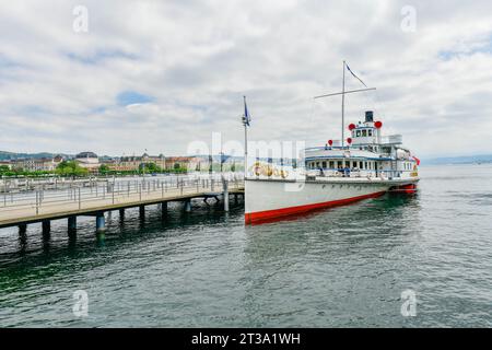 Zurich, Suisse- 25 mai 2023 : un bateau de croisière accosté attend les touristes au port du lac de Zurich en Suisse. Banque D'Images