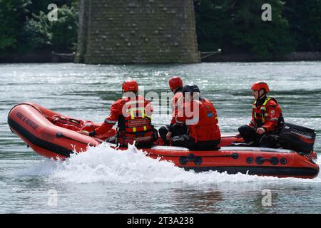 Équipe d'urgence, formation à la manutention des bateaux, Menai Strait, Anglesey, Nord du pays de Galles, Banque D'Images