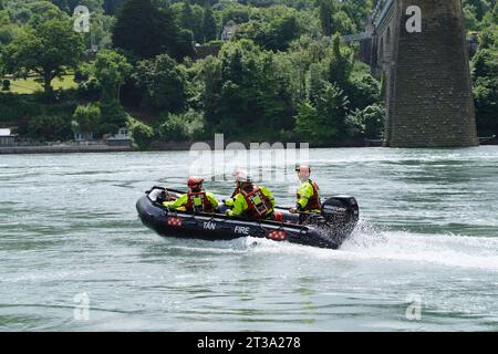 Équipe d'urgence, formation à la manutention des bateaux, Menai Strait, Anglesey, Nord du pays de Galles, Banque D'Images