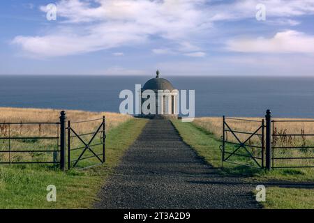 Le temple Mussenden est un temple circulaire construit à la fin du 18e siècle. Il est situé sur la falaise à Downhill Demesne, comté de Londonderry, Banque D'Images