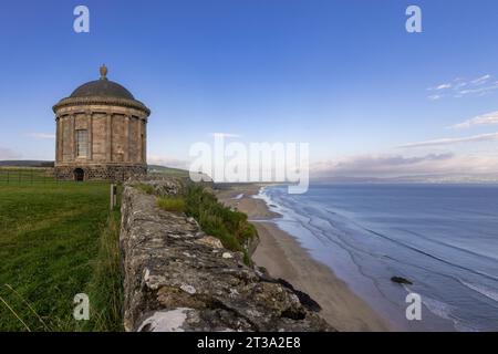 Le temple Mussenden est un temple circulaire construit à la fin du 18e siècle. Il est situé sur la falaise à Downhill Demesne, comté de Londonderry, Banque D'Images