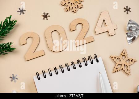 Objectifs de la nouvelle année 2024. Liste des tâches. Carnet vide au bureau avec décoration des fêtes. Vue de dessus. Création d'un plan, résolution. Nouvelle vie, Start Up, Beginning Banque D'Images